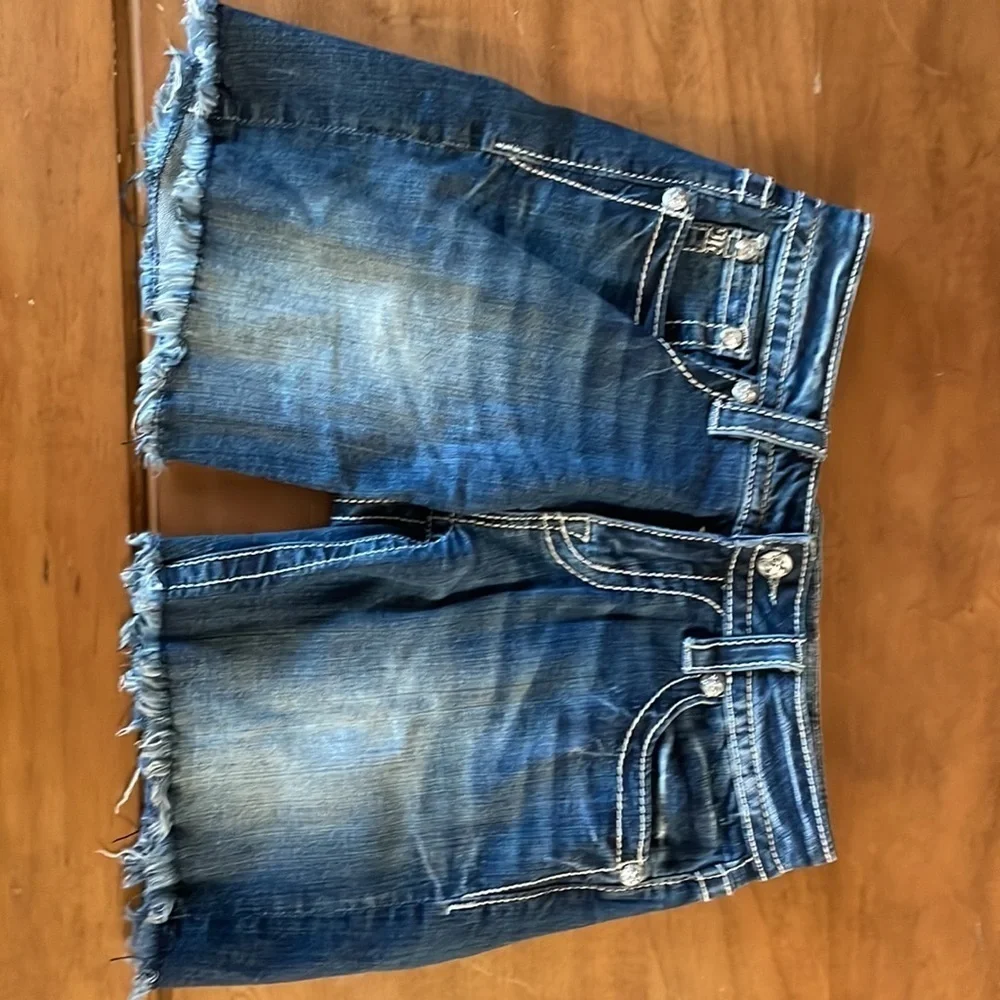 Miss Me Mid Rise Mid Shorts Size 27